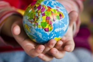 Globus in Kinderhänden